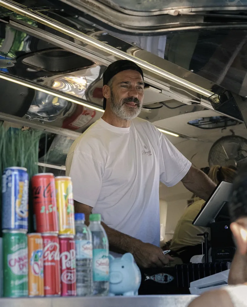 Brice derrière le comptoir de l'Airstream